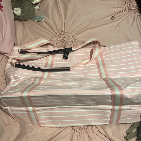 Pink duffle bag 💼 - Picture 3 of 5